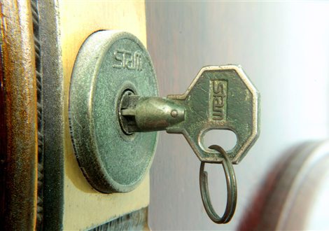 Llave abriendo una puerta en Alella