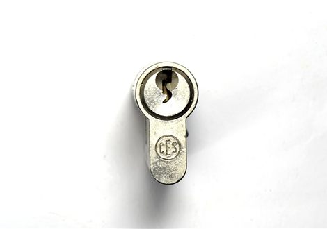 Cerradura de seguridad instalada en una puerta
