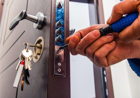 Cerrajero trabajando sobre una cerradura de puerta en Alella